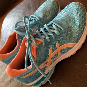 Woman’s ASICS GT 2000 running shoe size 7.5